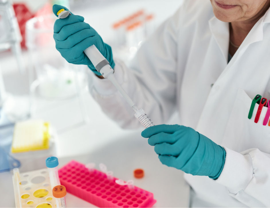 Labormitarbeiterin bei der Arbeit mit Proben